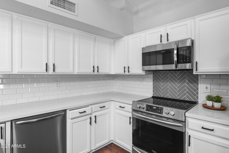 1645 N Saguaro St-16