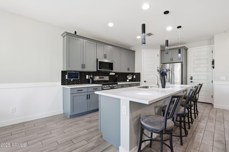 Breakfast Bar & Kitchen Island