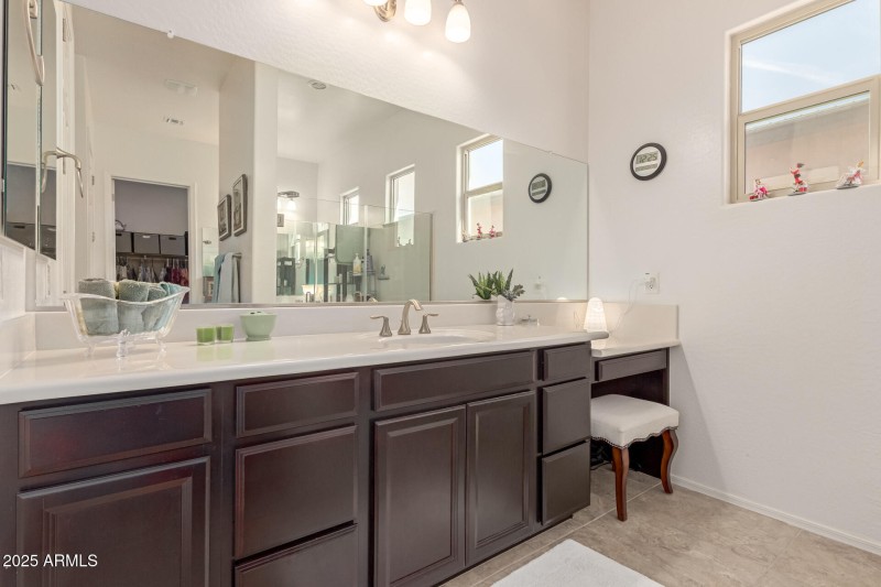 Beautiful Bath with vanity