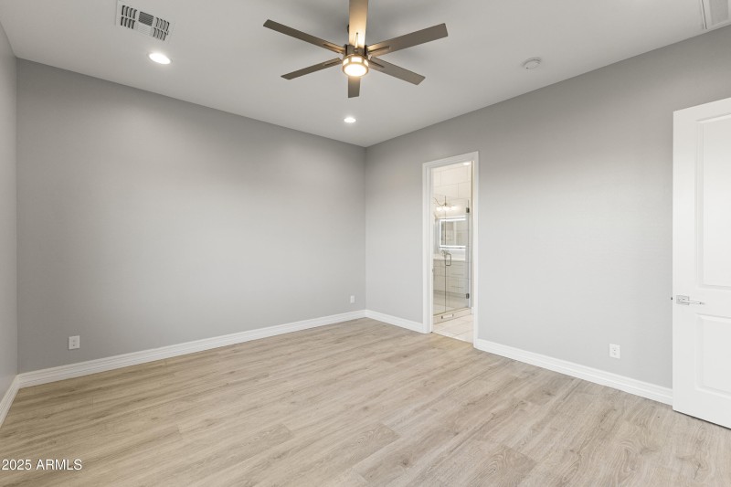 26-11086 W Hadley St