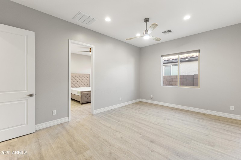 32-11086 W Hadley St