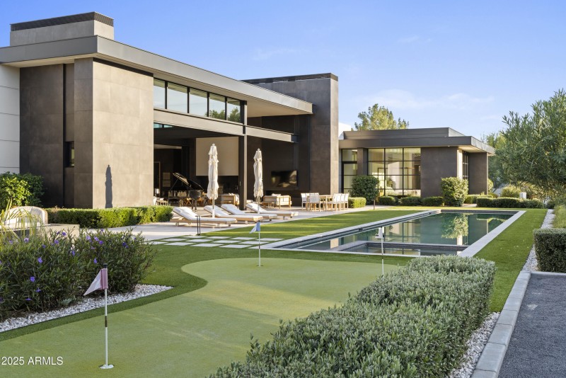 Golf Putt/Room for Outdoor Games