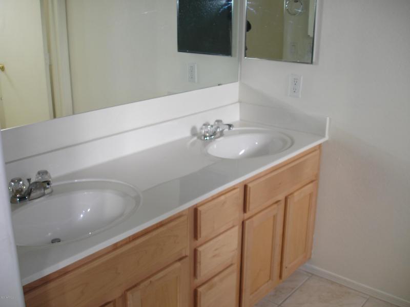 double sinks in primary bathroom