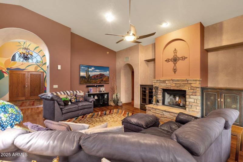 24-web-or-mls-1911-e-bruce-ave