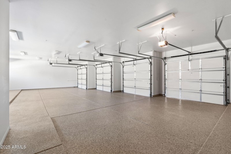 4 CAR W NEW EPOXY FLOOR