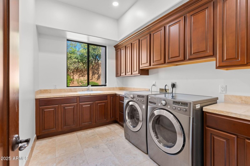 HUGE LAUNDRY ROOM