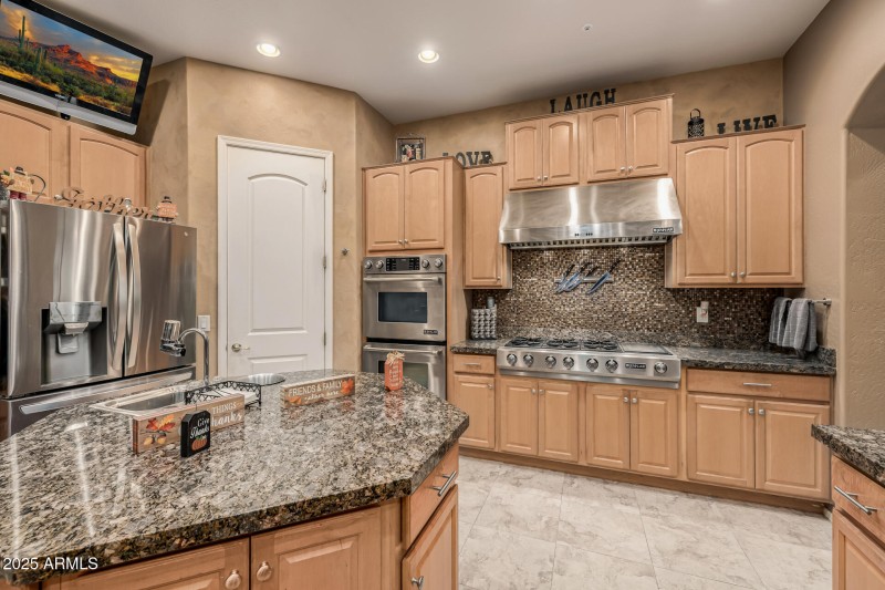 Lots of Kitchen Cabinets