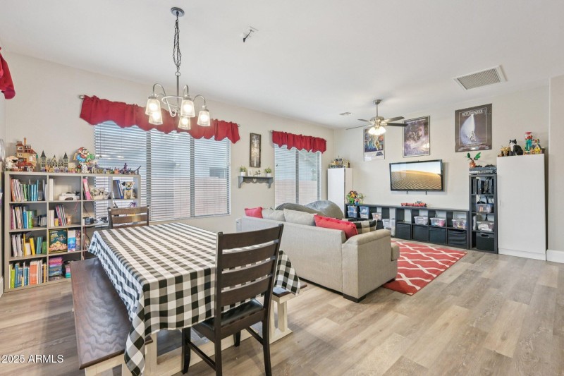 9-web-or-mls-E Decatur St-S1611-009