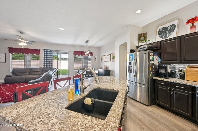 21-web-or-mls-E Decatur St-S1611-021