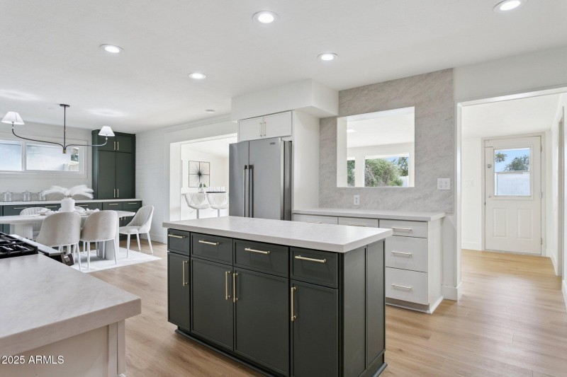 12-web-or-mls-7827-e-moreland-st