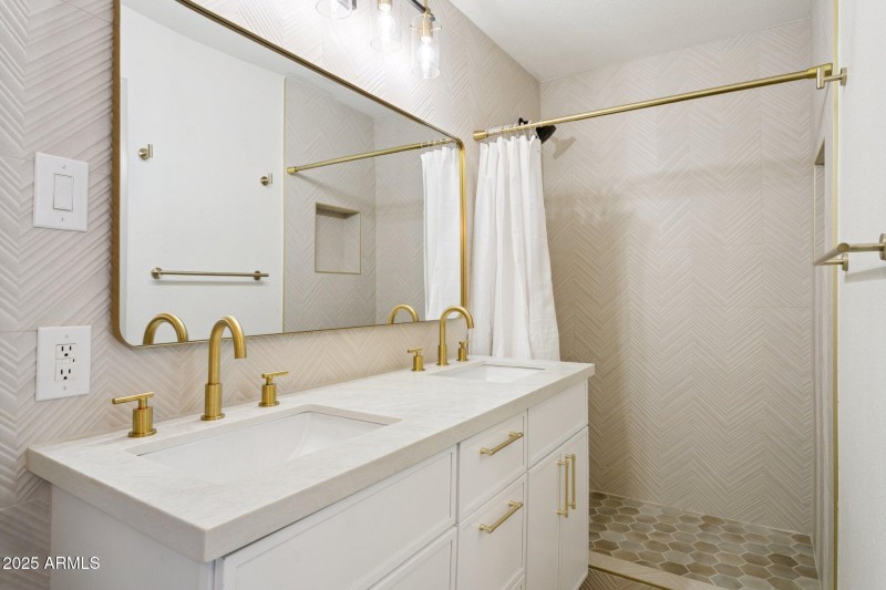 23-web-or-mls-7827-e-moreland-st