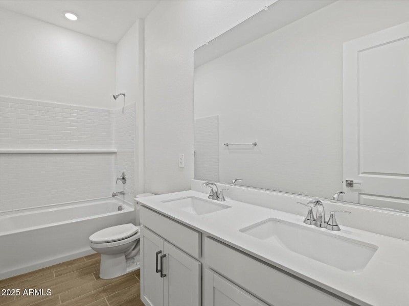 Bath 2 Double Sinks!