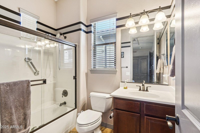 Guest Quarters full bath