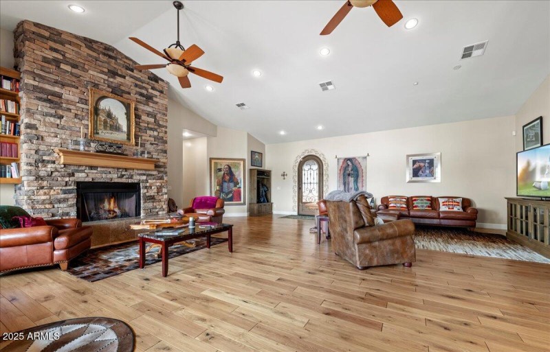 04-6630 E Lafayette Blvd 02