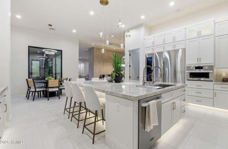 Kitchen/Breakfast Table