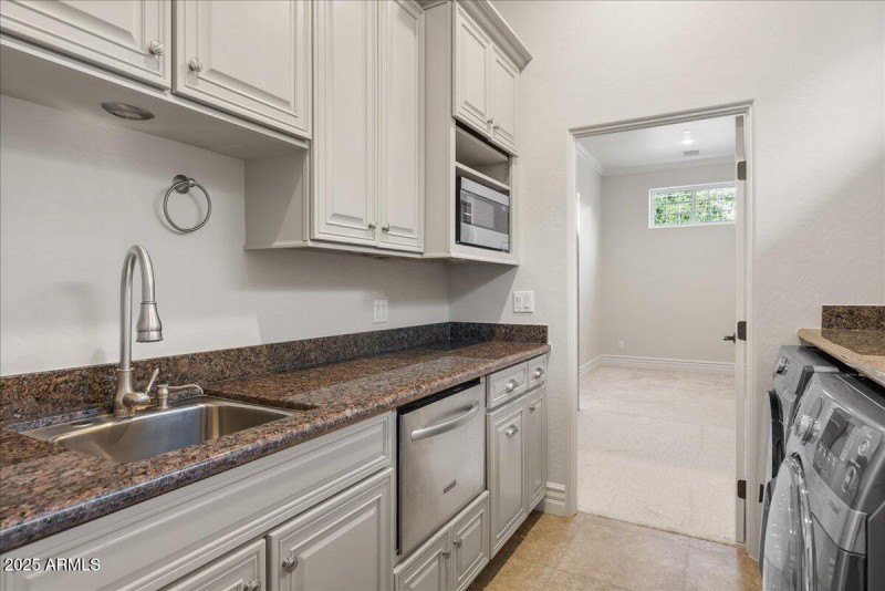 44-Primary Bed Laundry