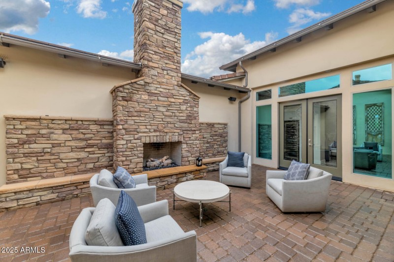 5413 E Juniper Cyn Dr-large-007-046-5413