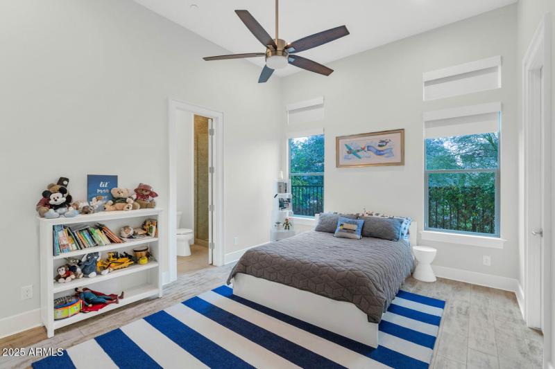 5413 E Juniper Cyn Dr-large-029-042-5413