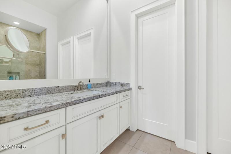 5413 E Juniper Cyn Dr-large-036-034-5413