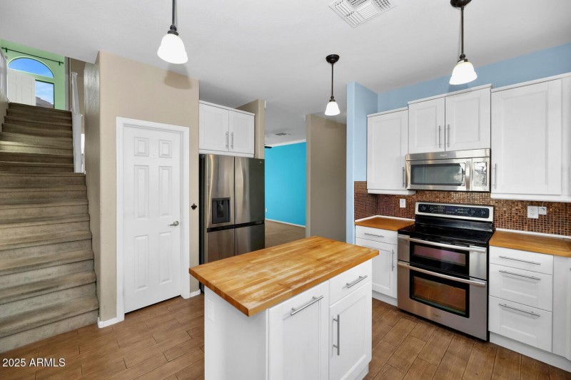 482 W Aloe Pl-large-018-026-482 W Aloe-1