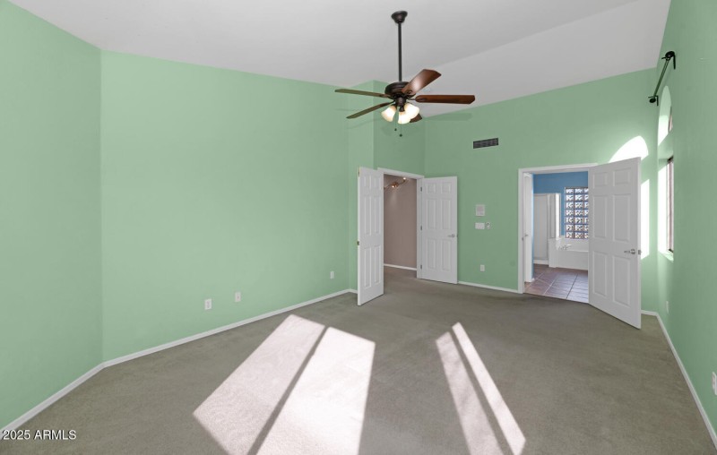 482 W Aloe Pl-large-023-040-482 W Aloe-1