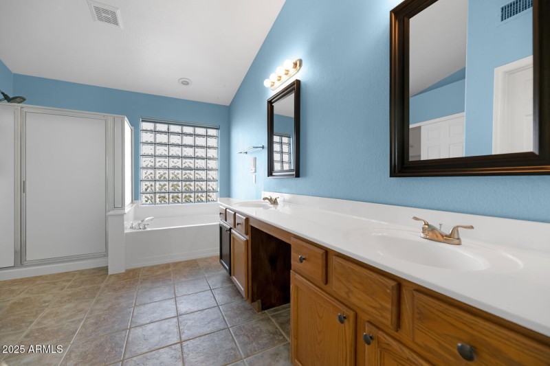 482 W Aloe Pl-large-024-031-482 W Aloe-1