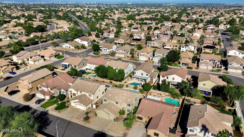 482 W Aloe Pl-large-039-003-482 W Aloe-1