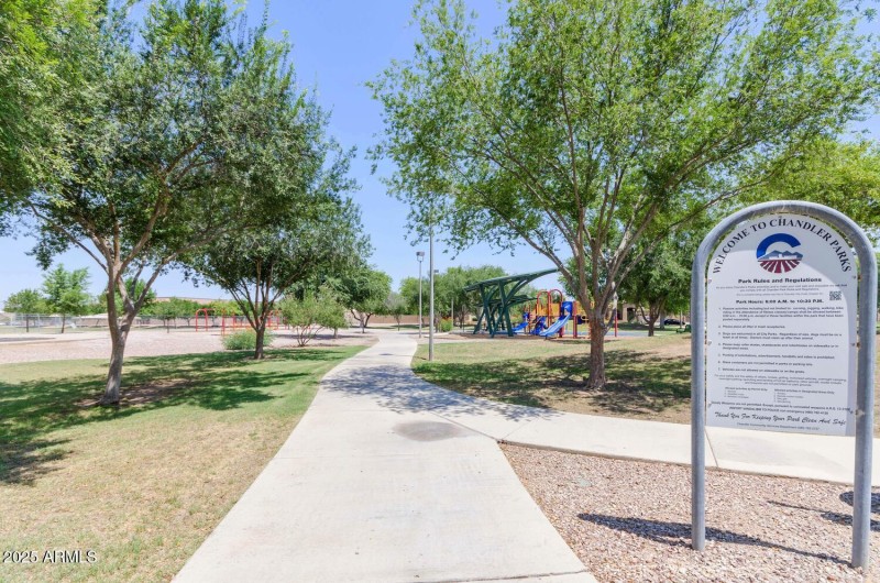 482 W Aloe Pl-large-041-005-482 W Aloe-1