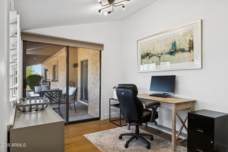 Primary Sitting/Office Area