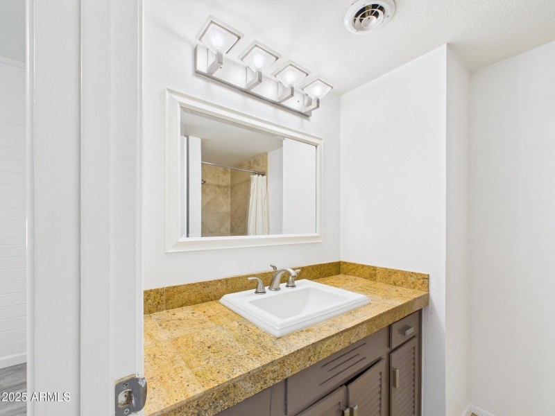 CAM02404G0-PR0163-STILL008