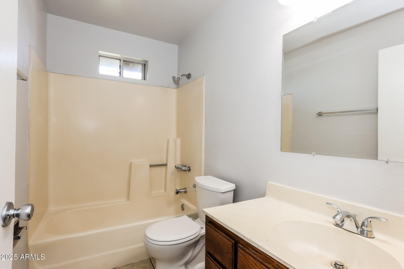 14-photo-Bathroom-574fa724-ec52-409c-816