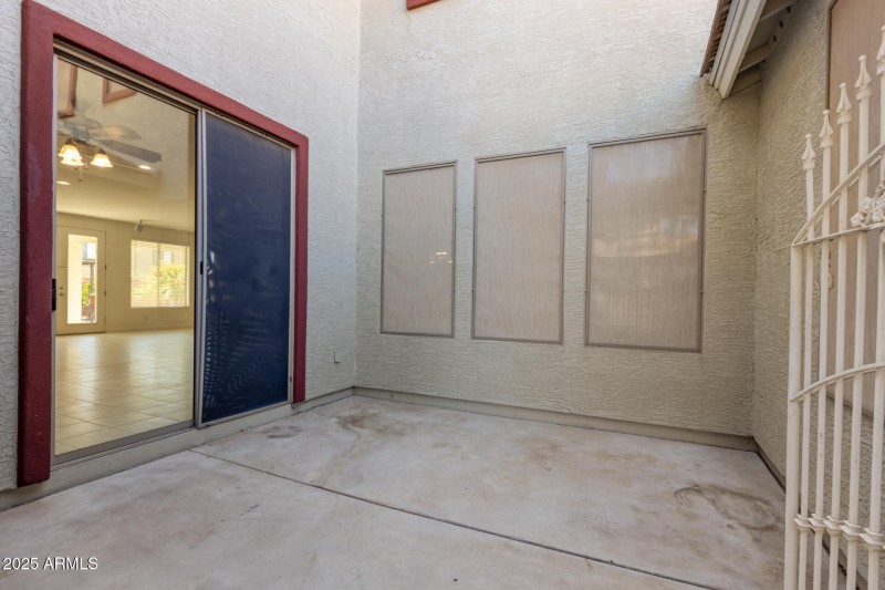 0009-09 - Calavarsideporch