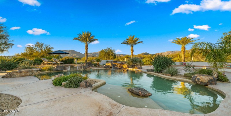 45-web-or-mls-Backyard2