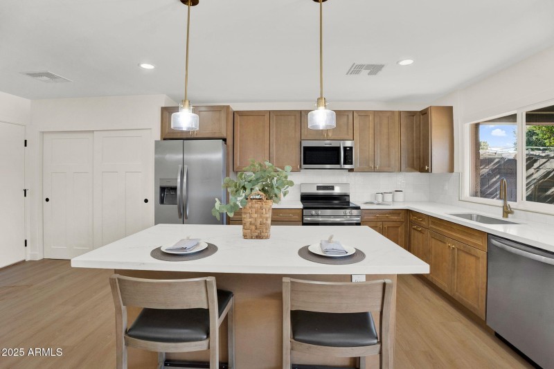 8-web-or-mls-2137 E Cornell Dr -21