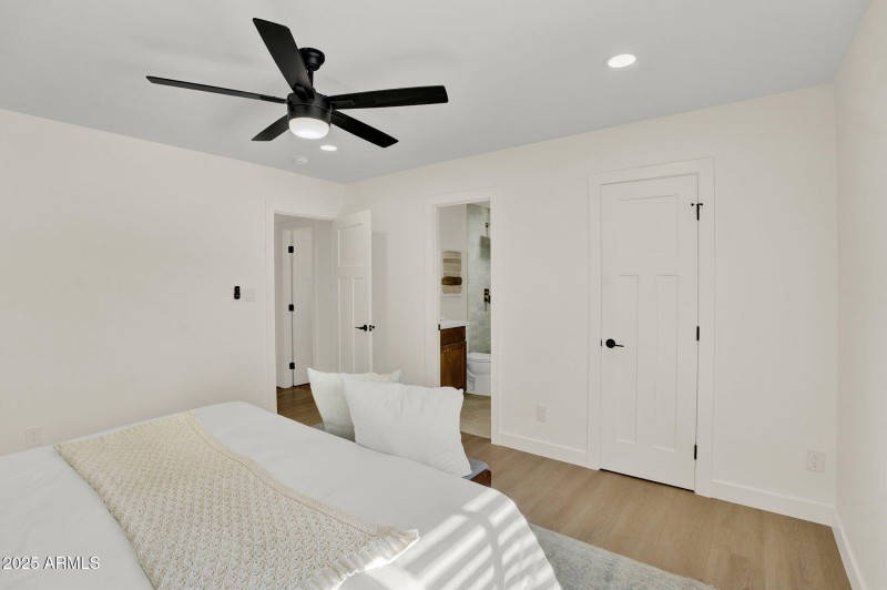 20-web-or-mls-2137 E Cornell Dr -23