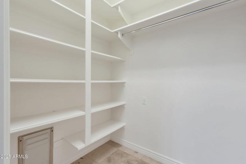 047_4th Walk In Closet