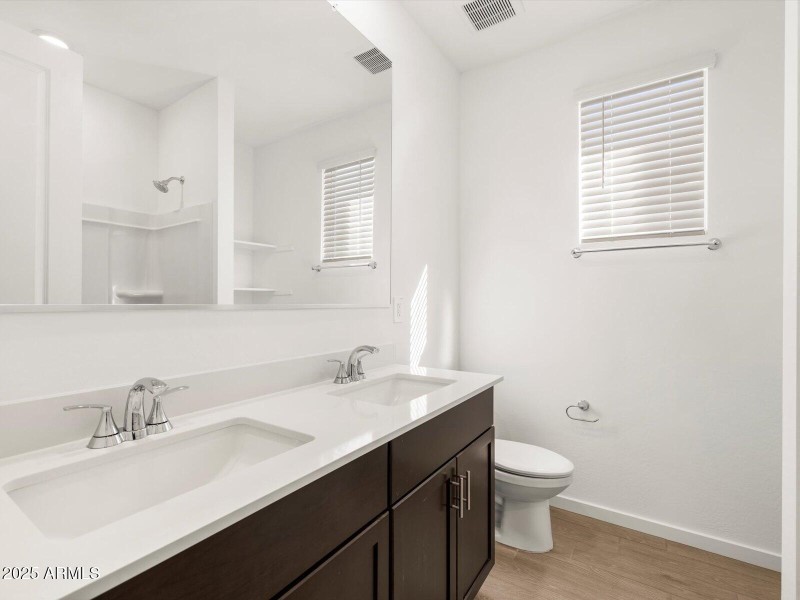 Bath 2 Double Sinks!