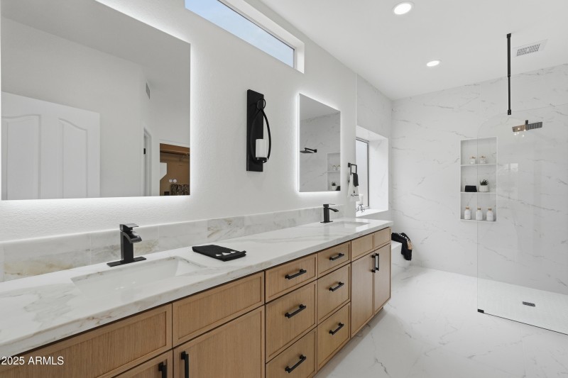 18637 N 85th-Master Bathroom