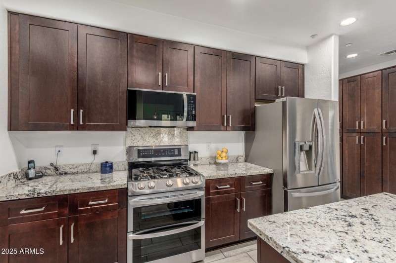 128th - Modern Kitchen with Gas Stove an