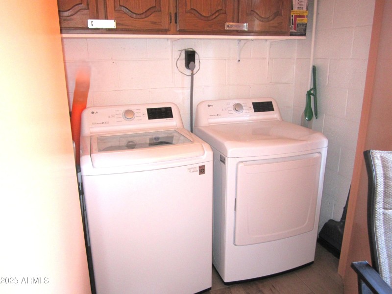 7 407 FULL SIZE WASHER DRYER WITH STORAG