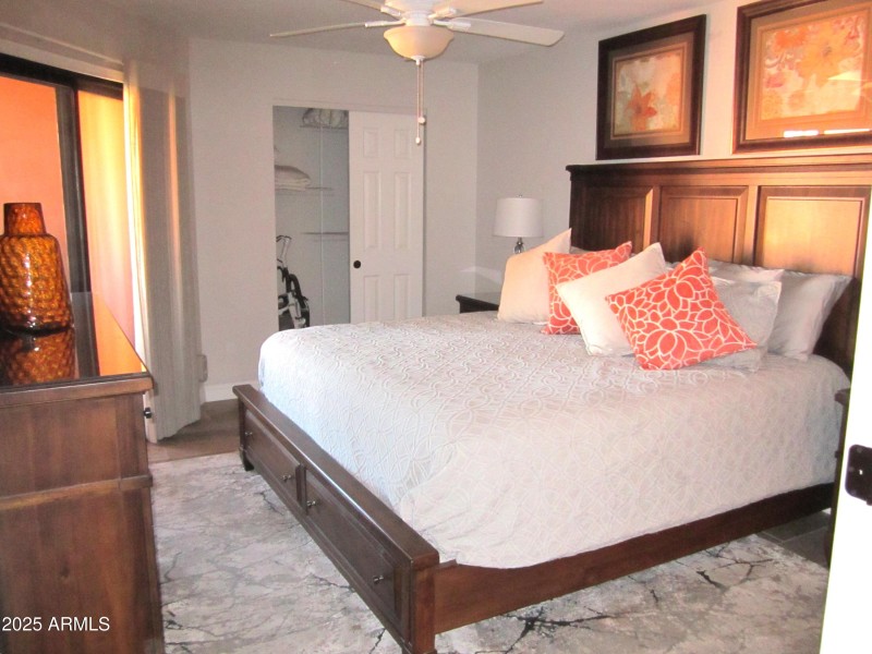 7 407 REACH IN CLOSET