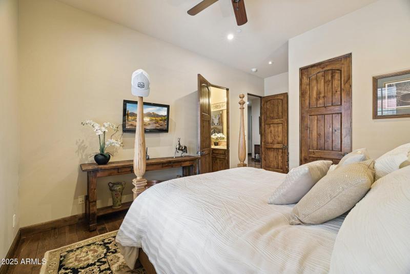 47-web-or-mls-35444-n-48th-st