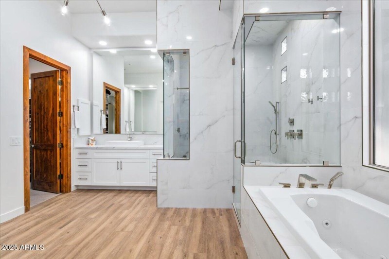 40-Primary Bath & Showers