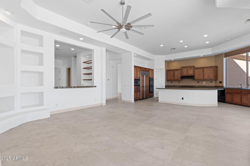 wet bar oppen to kitchen