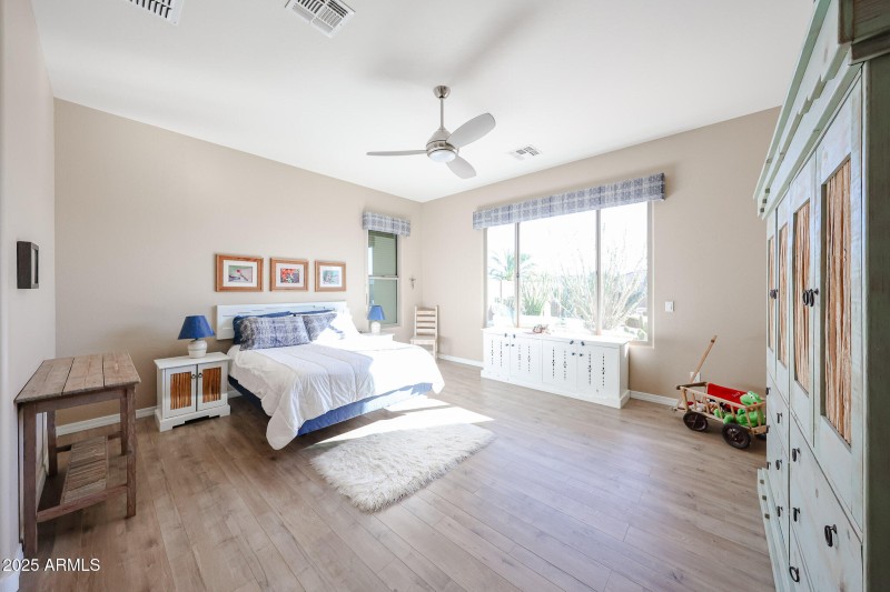 A Mastr Bedroom to env