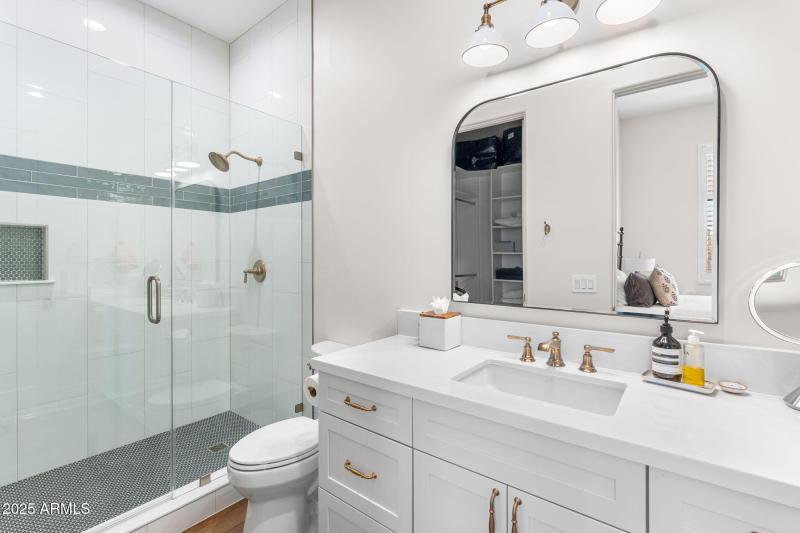 Guest Bedroom En Suite Bath