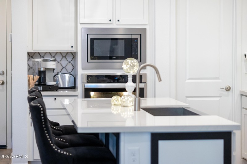 Eat in Bar with granit counters