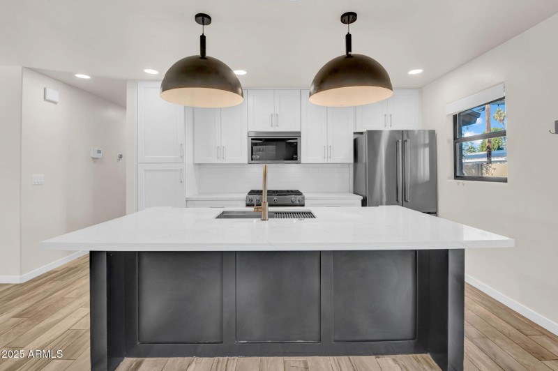 BREAKFAST BAR W/ DESIGNER LIGHTING