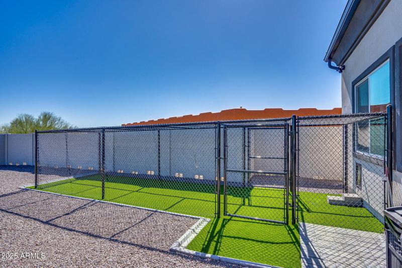 Dog run w/ articial turf