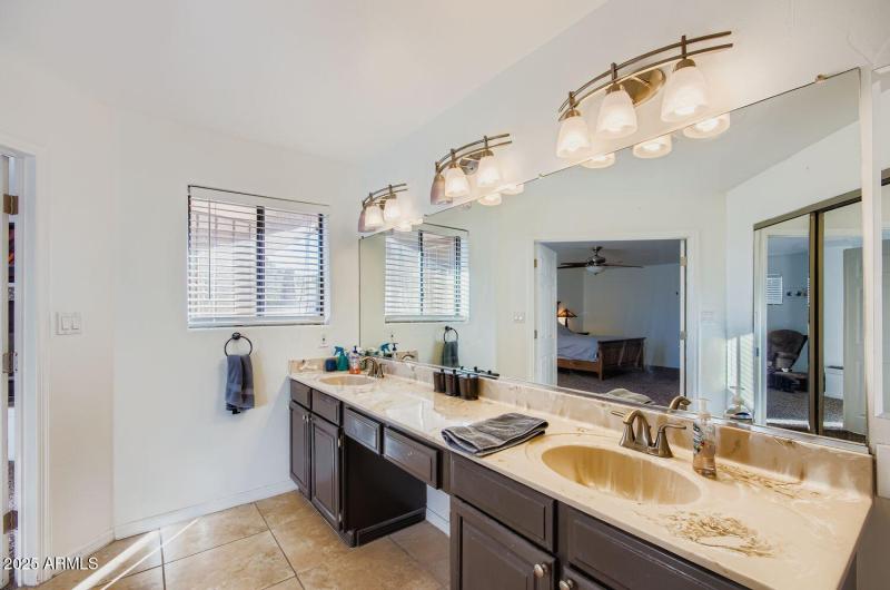 1543 E Mission Ln - Web Quality - 021 -